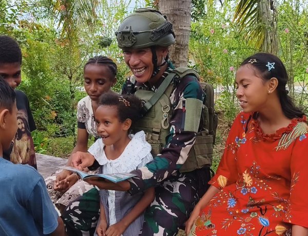 Satgas Yonif 407/PK Rajut Persaudaraan di Senggi, Ibadah Bersama Warga hingga Berbagi Buku